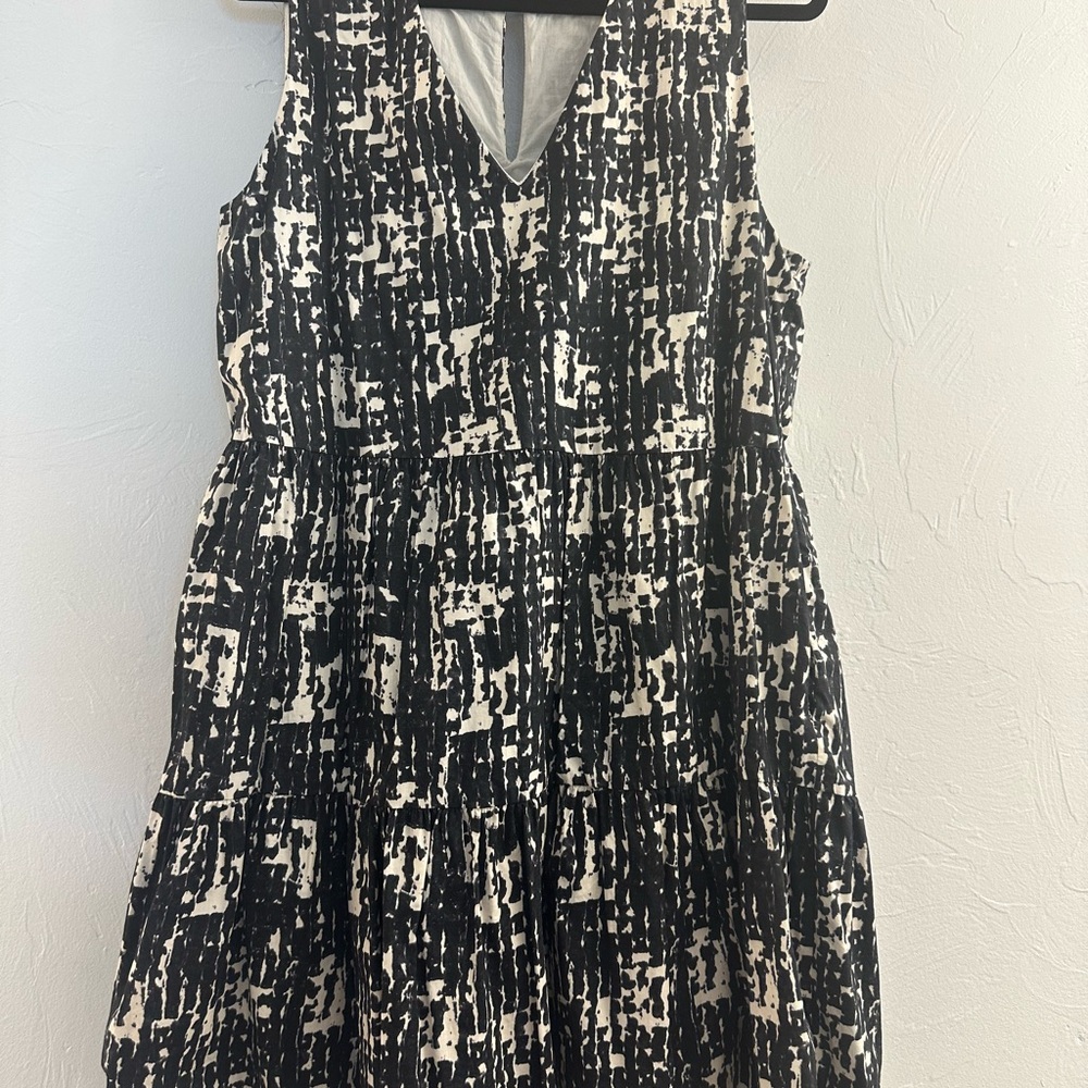 Evereve Black and Cream Midi Dress